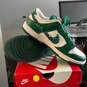 NIKE WMNS DUNK LOW GREEN PAISLEY SZ. 8.5